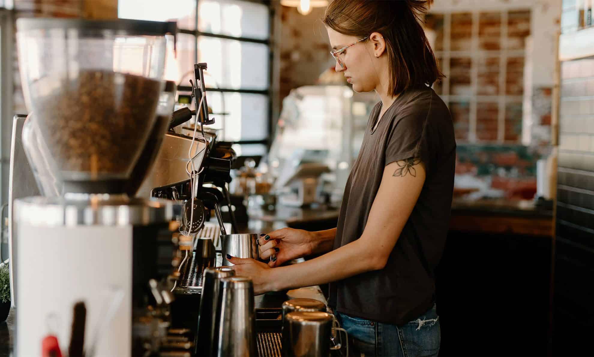 Dame beim arbeiten im Kaffeehaus
