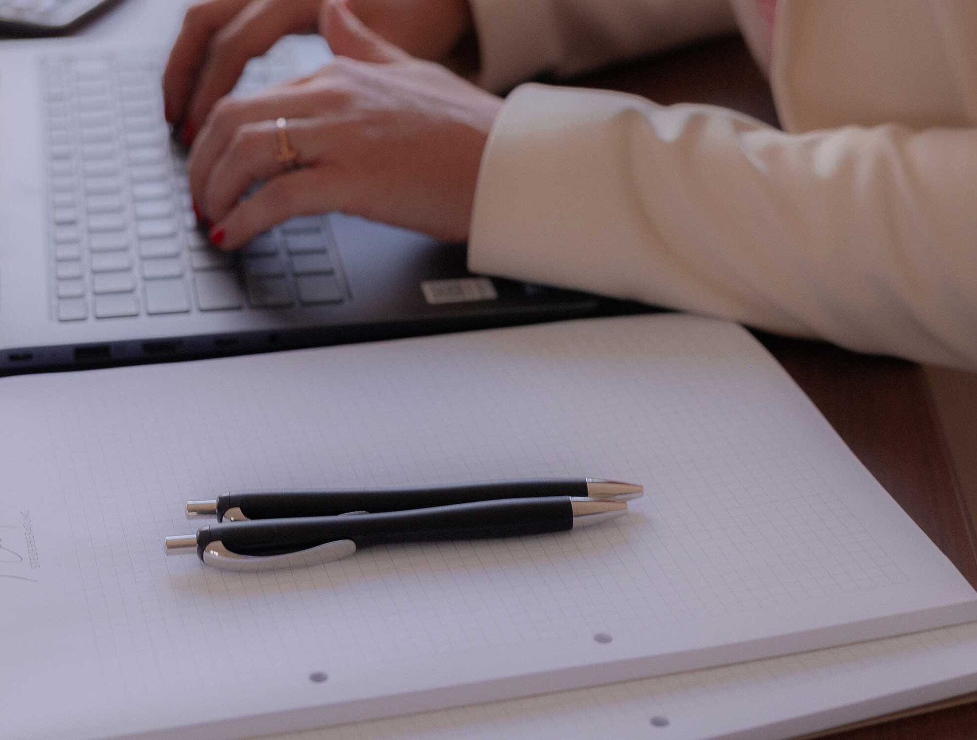 Hände tippen am Laptop